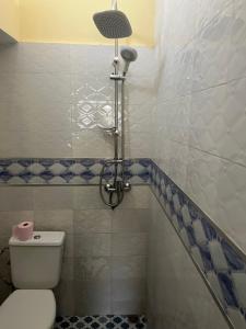 uma casa de banho com um WC e um chuveiro. em Chambre SDB simple avec accès piscine em Sali Poulang