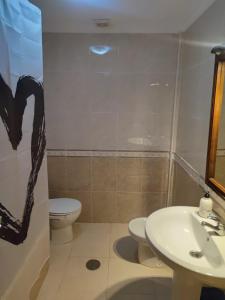 een badkamer met een wastafel en een toilet bij APARTAMENTO ZENIA PLAYA GOLF II in Alicante