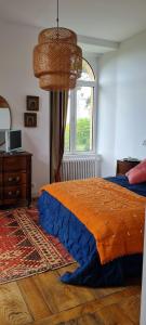 um quarto com uma cama e uma janela em Manoir du Haut Jussé em Vezin-le-Coquet