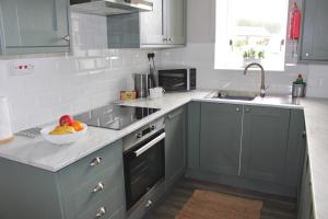 Köök või kööginurk majutusasutuses Seaside Cottage 2 Bedroom - Bron-Y-Wendon Holiday Park