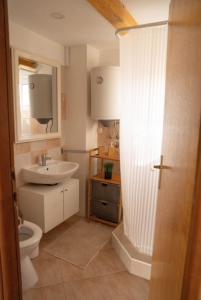 un baño con inodoro y lavabo en Apartman River, en Belišće 11 fotos más