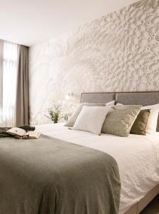 ラスパルマス・デ・グランカナリアにあるLas Canteras con Almaの白い壁のベッドルーム1室(大型ベッド1台付)