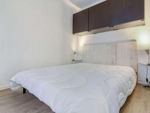 a bedroom with a large white bed in a room at Appartement Cauterets, 2 pièces, 5 personnes - FR-1-401-229 in Cauterets