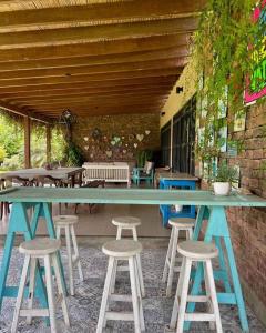 una gran mesa azul y taburetes en un patio en Casa Pachacamac 'Pan de Azúcar', en Pachacámac