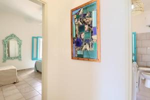 ein Badezimmer mit einem Wandgemälde in der Unterkunft La Casa del Pittore in Gagliano del Capo