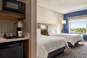 Postel nebo postele na pokoji v ubytování Holiday Inn Express - Strathroy by IHG