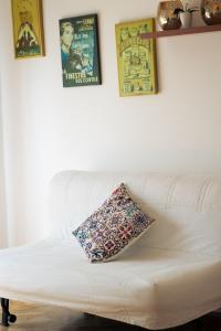 a white couch with a pillow on it in a room at Le Case della Costa - Appartamento Capri in Maiori