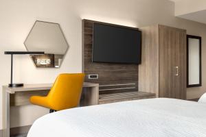 Postel nebo postele na pokoji v ubytování Holiday Inn Express - Strathroy by IHG