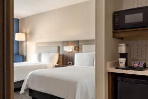 Postel nebo postele na pokoji v ubytování Holiday Inn Express - Strathroy by IHG