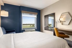 Postel nebo postele na pokoji v ubytování Holiday Inn Express - Strathroy by IHG