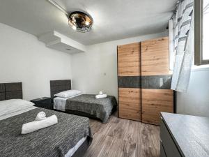 1 dormitorio con 2 camas y armario grande en Apartment Milan Hvar-Quiet Oasis, en Hvar