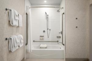 Koupelna v ubytování Holiday Inn Express - Strathroy by IHG
