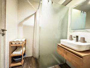 un baño con lavabo y espejo en Apartment Milan Hvar-Quiet Oasis, en Hvar 30 fotos más