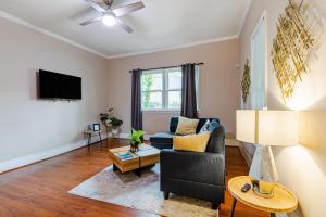 een woonkamer met een bank en een tv bij Family-Ready 3BR Home, Pets OK, Near Downtown in Atlanta