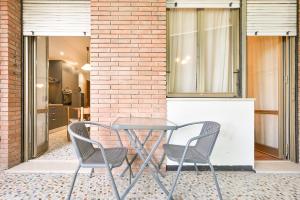 uma mesa e duas cadeiras num pátio em Le 2 Torri apartment em La Spezia