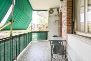 uma varanda vazia com uma mesa e cadeiras em Le 2 Torri apartment em La Spezia