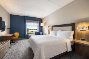 Postel nebo postele na pokoji v ubytování Holiday Inn Express - Strathroy by IHG