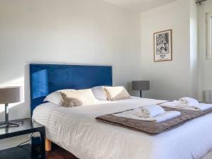 ein Schlafzimmer mit einem großen weißen Bett mit Handtüchern darauf in der Unterkunft Superbe villa à Trébeurden pour 11 personnes avec vue sur mer, jardin et WIFI - FR-1-368-327 in Trébeurden