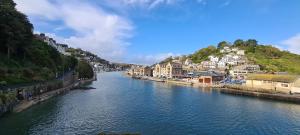 vista su un fiume con case e edifici di 1 Bake Cottage Serenity - Premium Coastal Retreat in Looe, Cornwall a Looe
