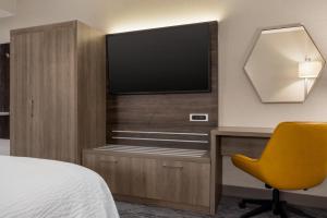 Postel nebo postele na pokoji v ubytování Holiday Inn Express - Strathroy by IHG