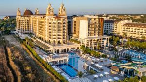 - une vue aérienne sur un complexe avec une piscine dans l'établissement J'adore Deluxe Hotel & Spa Ultra All Inclusive, à Sidé
