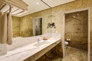 Um banheiro em DoubleTree by Hilton - Resort - Foz do Iguaçu
