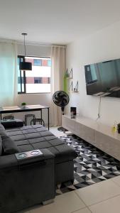 uma sala de estar com duas camas e uma mesa em Apartamento de Alto Padrão Próximo à UFPE & Hospital Das Clínicas em Recife
