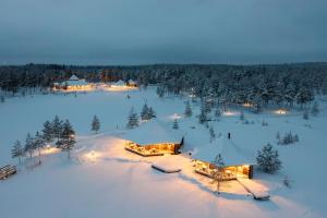 uma vista aérea de um resort na neve à noite em HUNURIJÄRVI RESORT***** em Härmä