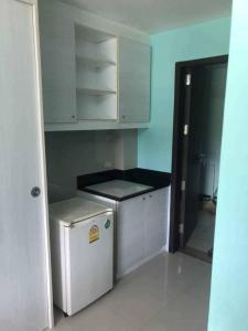 uma cozinha com armários brancos e um pequeno frigorífico em เฟริช หัวหิน ชะอำ em Hua Hin