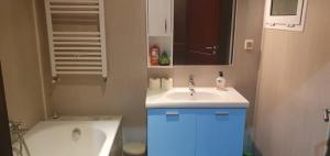 uma casa de banho com um lavatório e uma banheira em LUX & VIP apartment at Berges du Lac 2 Tunis em La Goulette