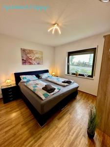 1 dormitorio con cama y ventana en Apartment Happy, en Homburg
