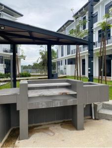 betonowa ławka przed budynkiem w obiekcie Homely house w mieście Kuching