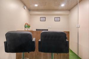 dwa czarne krzesła siedzące w poczekalni w obiekcie De-Villaz w mieście Śrinagar