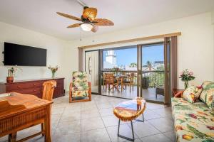 una sala de estar con un sofá y una mesa en Kona Plaza#218, en Kailua-Kona