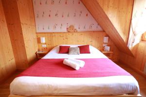 Postel nebo postele na pokoji v ubytování LE CLOS DES SOURCES Hôtel & Spa