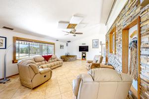 ein Wohnzimmer mit Sofas und Ziegelwand in der Unterkunft Champagne Haven in Paso Robles