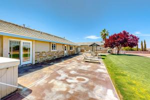 ein Haus mit einer Terrasse und einem Hof in der Unterkunft Champagne Haven in Paso Robles