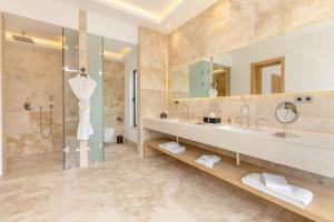 Et bad på Ksar Char-Bagh Small Luxury Hotels