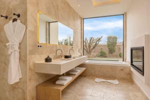 Et bad på Ksar Char-Bagh Small Luxury Hotels