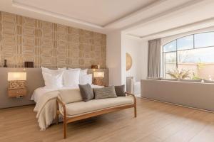 En eller flere senger på et rom på Ksar Char-Bagh Small Luxury Hotels