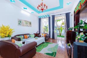 uma sala de estar com um sofá e uma televisão em 433 Villa Hồ Bơi Gần Biển Bãi Sau - Free Karaoke em Vung Tau