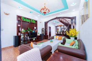 ein Wohnzimmer mit Sofas und einem TV in der Unterkunft 433 Villa Hồ Bơi Gần Biển Bãi Sau - Free Karaoke in Vũng Tàu