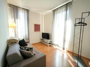 - un salon avec un canapé et une télévision dans l'établissement LA CASA GIALLA, à Baveno