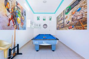 einen Billardtisch in einem Zimmer mit Gemälden an der Wand in der Unterkunft 433 Villa Hồ Bơi Gần Biển Bãi Sau - Free Karaoke in Vũng Tàu