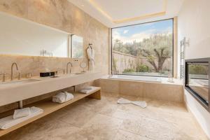 Et bad på Ksar Char-Bagh Small Luxury Hotels