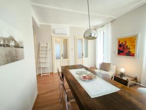 sala de estar con mesa y sofá en LA CASA GIALLA en Baveno