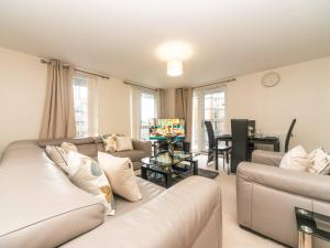 ein Wohnzimmer mit einem Sofa und einem Tisch in der Unterkunft Pass the Keys Modern 2 bedroom and 2 Bath Apartment in London in Edgware