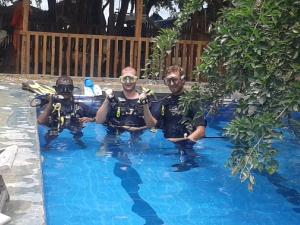 Deux hommes se posent dans une piscine dans l'établissement DEEP SEA RESORT PADI DIVE CENTER, à Batticaloa