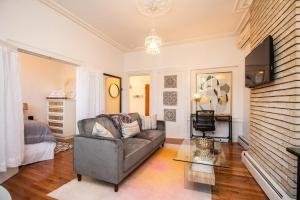Χώρος καθιστικού στο Cozy 1bed, 1bath In Brookline, Mbta
