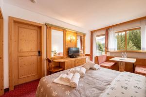 Ένα ή περισσότερα κρεβάτια σε δωμάτιο στο Hotel Dolomiti Schloss